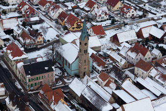 Vue aérienne de Église protestante, Hôtel de ville à Erlenbach bei Kandel dans le département Rhénanie-Palatinat, Allemagne