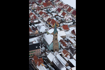 Vue aérienne de Bâtiments d'église enneigés en hiver dans le centre du village à Erlenbach bei Kandel dans le département Rhénanie-Palatinat, Allemagne