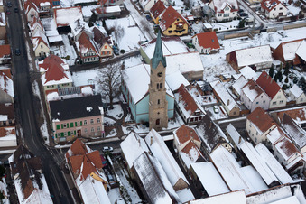 Photographie aérienne de Église protestante, Hôtel de ville à Erlenbach bei Kandel dans le département Rhénanie-Palatinat, Allemagne