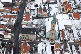 Vue oblique de Église protestante, Hôtel de ville à Erlenbach bei Kandel dans le département Rhénanie-Palatinat, Allemagne