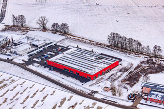 Vue aérienne de Bienwald Fitness World sous la neige à le quartier Minderslachen in Kandel dans le département Rhénanie-Palatinat, Allemagne