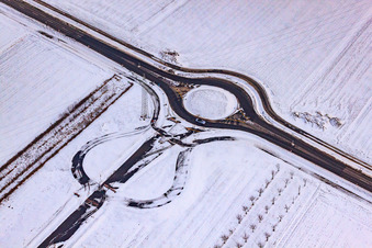 Vue aérienne de La nouvelle route d'accès au rond-point de la zone industrielle de Horst à le quartier Minderslachen in Kandel dans le département Rhénanie-Palatinat, Allemagne