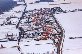 Vue aérienne de Vue du village depuis l'ouest sous la neige à le quartier Minderslachen in Kandel dans le département Rhénanie-Palatinat, Allemagne