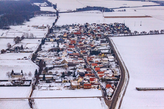 Vue aérienne de Vue du village depuis l'ouest sous la neige à le quartier Minderslachen in Kandel dans le département Rhénanie-Palatinat, Allemagne
