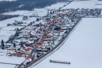 Vue aérienne de Vue sur le village à le quartier Minderslachen in Kandel dans le département Rhénanie-Palatinat, Allemagne