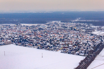 Vue aérienne de Du nord-ouest sous la neige à Kandel dans le département Rhénanie-Palatinat, Allemagne