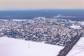 Vue aérienne de Du nord-ouest sous la neige à Kandel dans le département Rhénanie-Palatinat, Allemagne