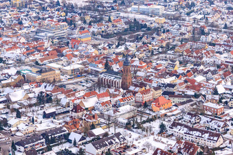 Vue aérienne de Place du marché, église sous la neige à Kandel dans le département Rhénanie-Palatinat, Allemagne