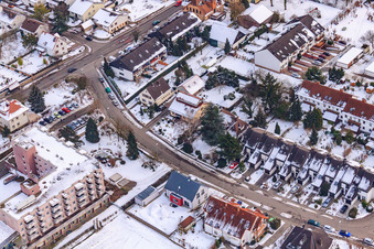 Vue aérienne de Guttenbergstraße sous la neige à Kandel dans le département Rhénanie-Palatinat, Allemagne