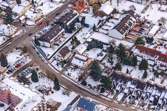 Vue aérienne de Guttenbergstraße sous la neige à Kandel dans le département Rhénanie-Palatinat, Allemagne