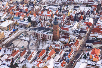 Vue aérienne de Place du marché, église sous la neige à Kandel dans le département Rhénanie-Palatinat, Allemagne