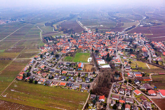 Vue aérienne de Vue du village depuis l'ouest en hiver à le quartier Mörzheim in Landau in der Pfalz dans le département Rhénanie-Palatinat, Allemagne