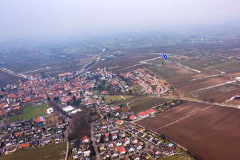 Vue aérienne de Vue du village depuis l'ouest en hiver à le quartier Mörzheim in Landau in der Pfalz dans le département Rhénanie-Palatinat, Allemagne