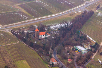Vue aérienne de Manifestation. Église et cimetière sous la neige à le quartier Wollmesheim in Landau in der Pfalz dans le département Rhénanie-Palatinat, Allemagne