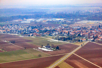 Vue aérienne de Vue du village depuis le nord-ouest en hiver à Rohrbach dans le département Rhénanie-Palatinat, Allemagne