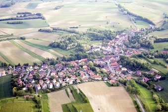 Neewiller-près-Lauterbourg dans le département Bas Rhin, France du point de vue du drone