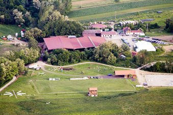 Vue aérienne de Ferme équestre à Neewiller-près-Lauterbourg dans le département Bas Rhin, France