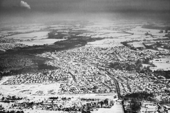 Vue aérienne de Vue de la ville depuis l'ouest en hiver avec de la neige à Jockgrim dans le département Rhénanie-Palatinat, Allemagne