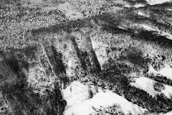 Vue aérienne de Clairières enneigées des anciennes carrières d'argile de Jockgrim dans la forêt hivernale de Schmerbach à Jockgrim dans le département Rhénanie-Palatinat, Allemagne