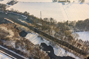 Vue aérienne de Le Vieux Rhin en hiver à Wörth am Rhein dans le département Rhénanie-Palatinat, Allemagne