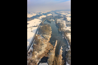 Vue aérienne de Le Vieux Rhin en hiver à Wörth am Rhein dans le département Rhénanie-Palatinat, Allemagne