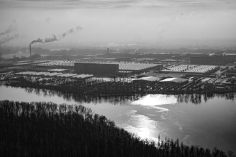 Vue aérienne de L'usine Mercedes derrière le Vieux Rhin en hiver à Wörth am Rhein dans le département Rhénanie-Palatinat, Allemagne