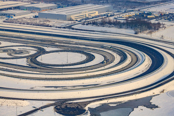 Vue aérienne de Zone industrielle d'Oberwald, piste d'essai de camions Daimler en hiver avec de la neige à Wörth am Rhein dans le département Rhénanie-Palatinat, Allemagne