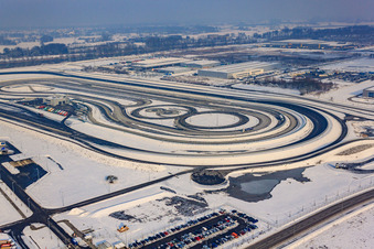 Photographie aérienne de Zone industrielle d'Oberwald, piste d'essai de camions Daimler en hiver avec de la neige à Wörth am Rhein dans le département Rhénanie-Palatinat, Allemagne
