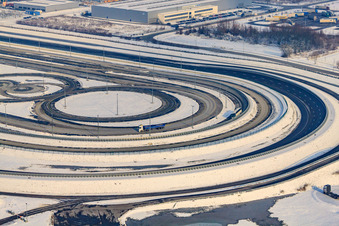 Vue oblique de Zone industrielle d'Oberwald, piste d'essai de camions Daimler en hiver avec de la neige à Wörth am Rhein dans le département Rhénanie-Palatinat, Allemagne