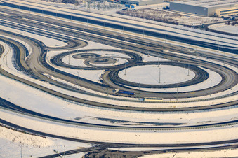 Zone industrielle d'Oberwald, piste d'essai de camions Daimler en hiver avec de la neige à Wörth am Rhein dans le département Rhénanie-Palatinat, Allemagne d'en haut