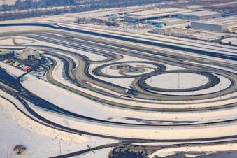Zone industrielle d'Oberwald, piste d'essai de camions Daimler en hiver avec de la neige à Wörth am Rhein dans le département Rhénanie-Palatinat, Allemagne hors des airs