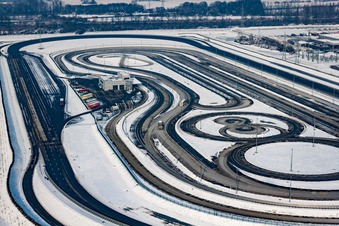 Vue aérienne de Circuit de course enneigé en hiver du site d'essai de camions Daimler dans la zone industrielle de Wörth-Oberwald à Wörth am Rhein dans le département Rhénanie-Palatinat, Allemagne