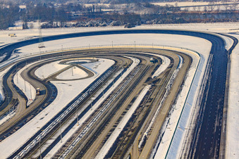Zone industrielle d'Oberwald, piste d'essai de camions Daimler en hiver avec de la neige à Wörth am Rhein dans le département Rhénanie-Palatinat, Allemagne vue d'en haut