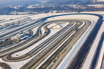 Zone industrielle d'Oberwald, piste d'essai de camions Daimler en hiver avec de la neige à Wörth am Rhein dans le département Rhénanie-Palatinat, Allemagne depuis l'avion