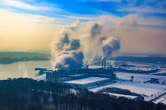 Vue aérienne de Moulin à papier Palm du nord en hiver avec de la neige à Wörth am Rhein dans le département Rhénanie-Palatinat, Allemagne