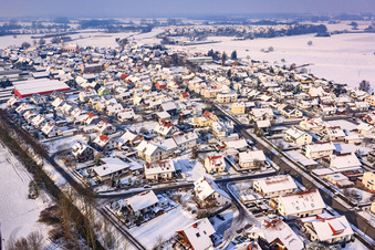 Vue aérienne de À Otterbach en hiver avec de la neige à Neupotz dans le département Rhénanie-Palatinat, Allemagne