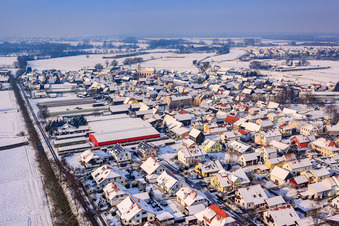 Vue aérienne de À Otterbach en hiver avec de la neige à Neupotz dans le département Rhénanie-Palatinat, Allemagne