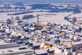 Vue aérienne de Centre-ville en hiver avec de la neige à Neupotz dans le département Rhénanie-Palatinat, Allemagne
