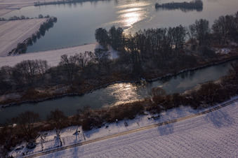 Vue aérienne de Le Vieux Rhin en hiver à Neupotz dans le département Rhénanie-Palatinat, Allemagne