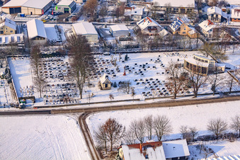 Vue aérienne de Cimetière en hiver avec de la neige à Neupotz dans le département Rhénanie-Palatinat, Allemagne