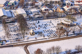Vue aérienne de Cimetière en hiver avec de la neige à Neupotz dans le département Rhénanie-Palatinat, Allemagne