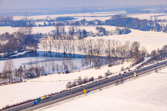 Vue aérienne de Vacances d'hiver au lac de la carrière à Rheinzabern dans le département Rhénanie-Palatinat, Allemagne