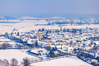 Vue aérienne de Centre-ville en hiver avec de la neige à Neupotz dans le département Rhénanie-Palatinat, Allemagne