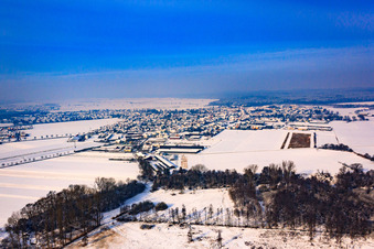 Vue aérienne de Vue du village depuis le sud-est en hiver avec de la neige à Rheinzabern dans le département Rhénanie-Palatinat, Allemagne