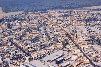 Vue aérienne de Vue de la ville depuis le sud en hiver avec de la neige à Rheinzabern dans le département Rhénanie-Palatinat, Allemagne