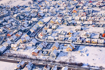 Vue aérienne de Raiffeisenstraße en hiver avec de la neige à Rheinzabern dans le département Rhénanie-Palatinat, Allemagne