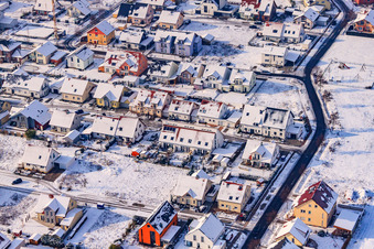 Vue aérienne de Sur la voie romaine en hiver avec de la neige à Rheinzabern dans le département Rhénanie-Palatinat, Allemagne