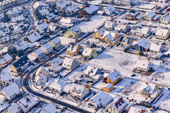 Vue aérienne de Raiffeisenstraße en hiver avec de la neige à Rheinzabern dans le département Rhénanie-Palatinat, Allemagne