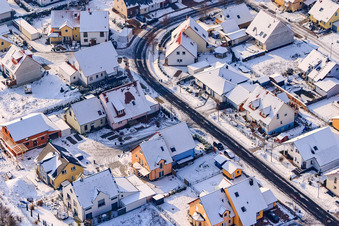 Photographie aérienne de Raiffeisenstraße en hiver avec de la neige à Rheinzabern dans le département Rhénanie-Palatinat, Allemagne