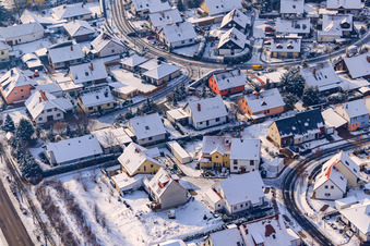 Vue aérienne de Dans les carrières d'argile en hiver avec de la neige à Rheinzabern dans le département Rhénanie-Palatinat, Allemagne